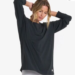 Vuori Long-Sleeve Feather Tee in Washed Black size XS